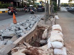 Sumber Genangan Pondok Indah Dibongkar dan Dibatasi Karung Tanah-Batu
