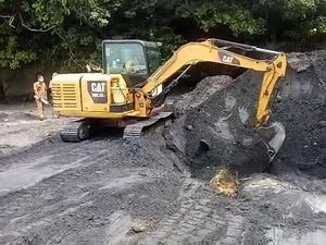 Upacara Sederhana Sertai Penguburan Bangkai Paus Bryde di Batulumbang