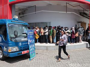 Warga Ponorogo Rela Antre 1 Jam Demi Tukar Uang Baru
