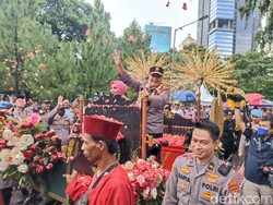 Pesta Farewell, Irjen Fadil Dilepas Pakai Kereta Kencana di Polda Metro