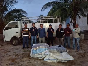 Truk Bermuatan 22 Bal Pakaian Bekas Ditangkap di Tanjungbalai Truk Bermuatan 22 Bal Pakaian Bekas Ditangkap di Tanjungbalai