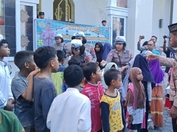 Kapolda NTT Ikut Bagikan 200 Takjil di Masjid Raya Kupang