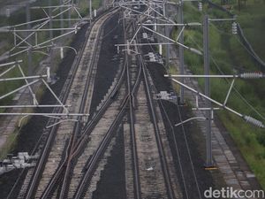 Hati-hati! Jalur Kereta Cepat JKT-BDG Mulai Dialiri Listrik Tegangan Tinggi