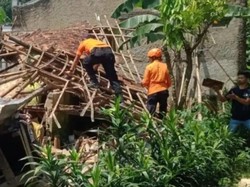 Rumah Warga di Bogor Ambruk Diterjang Angin Kencang, Sekeluarga Mengungsi