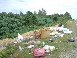 Sampah Berserakan di Jalan Lingkar Gorontalo, Warga Keluhkan Bau Tak Sedap