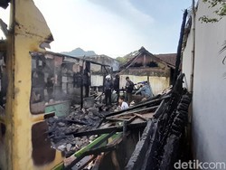 Pilu Janda 4 Anak Kehilangan Rumah Saat Siapkan Sahur di Sumedang