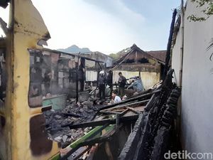 Pilu Janda 4 Anak Kehilangan Rumah Saat Siapkan Sahur di Sumedang Pilu Janda 4 Anak Kehilangan Rumah Saat Siapkan Sahur di Sumedang