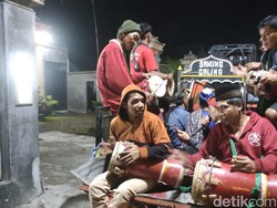 Cara Unik Seniman di Blitar Bangunkan Sahur Lewat Klotekan