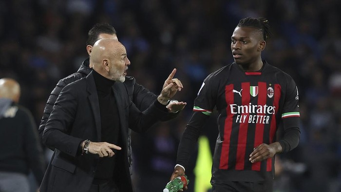 AC Milans Rafael Leao, right, listens to coach Stefano Pioli during the Serie A soccer match between Napoli and AC Milan, in Naples, Italy, Sunday, April 2, 2023. (Alessandro Garofalo/LaPresse via AP)