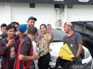 PSM Makassar Latihan, Suporter Berburu Tanda Tangan dan Foto Bareng Pemain PSM Makassar Latihan, Suporter Berburu Tanda Tangan dan Foto Bareng Pemain