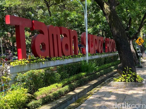 Ngabuburit Sambil Berswafoto dengan Superhero di Taman Tematik Bandung