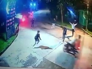 Pemotor Bandung Diserang Brutal Sekelompok Orang Pemotor Bandung Diserang Brutal Sekelompok Orang