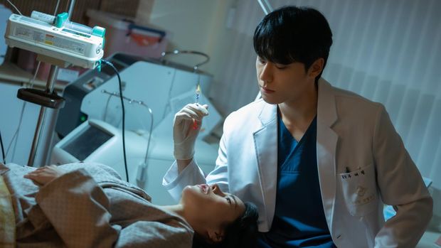 The Glory (L to R) Im Ji-yeon as Park Yeon-jin, Lee Do-Hyun as Joo Yeo-jeong in The Glory Cr. Graphyoda/Netflix © 2023