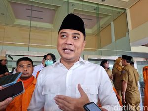 Walkot Eri Protes ke Kantor Pos yang Bagikan BLT ke Warga hingga Malam Hari Walkot Eri Protes ke Kantor Pos yang Bagikan BLT ke Warga hingga Malam Hari