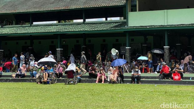 Warga antre berjam-jam hingga panas-panasan demi diobati Ida Dayak di Depok.