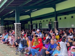 Tahu dari TikTok, Warga Antre Berjam-jam demi Diobati Ida Dayak di Depok