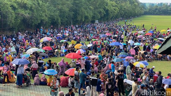 Penampakan Warga Panas-panasan di Lapangan Menunggu Diobati Ida Dayak