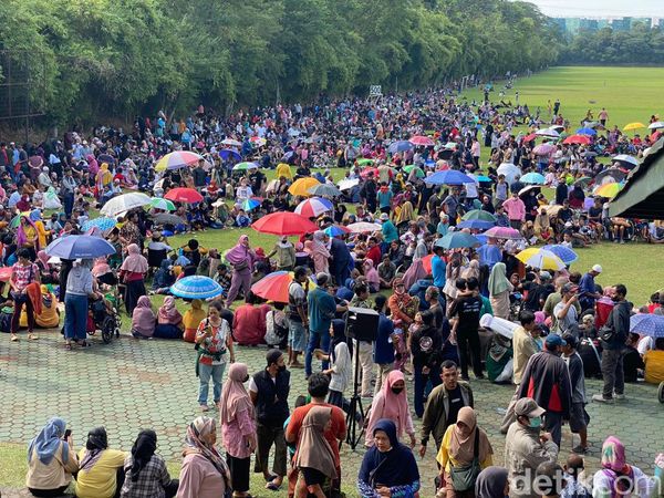 Penampakan Warga Panas-panasan di Lapangan Menunggu Diobati Ida Dayak