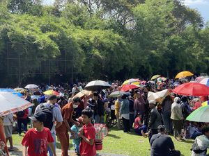 Potret Warga Padati GOR di Depok demi Pengobatan Tradisional Ida Dayak Potret Warga Padati GOR di Depok demi Pengobatan Tradisional Ida Dayak