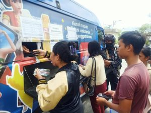Warga Denpasar Berbondong-bondong Tukar Uang Baru untuk Lebaran Warga Denpasar Berbondong-bondong Tukar Uang Baru untuk Lebaran