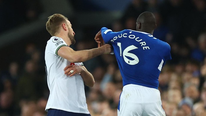 Soccer Football - Premier League - Everton v Tottenham Hotspur - Goodison Park, Liverpool, Britain - April 3, 2023 Everton's Abdoulaye Doucoure clashes with Tottenham Hotspur's Harry Kane and is later shown a red card REUTERS/Carl Recine EDITORIAL USE ONLY. No use with unauthorized audio, video, data, fixture lists, club/league logos or 'live' services. Online in-match use limited to 75 images, no video emulation. No use in betting, games or single club /league/player publications. Please contact your account representative for further details.