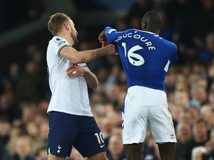 Doucoure Vs Kane: Tangan ke Wajah, Diganjar Kartu Merah