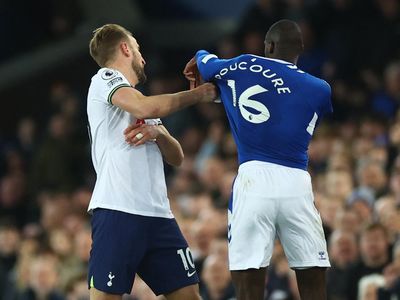 Doucoure Vs Kane: Tangan ke Wajah, Diganjar Kartu Merah
