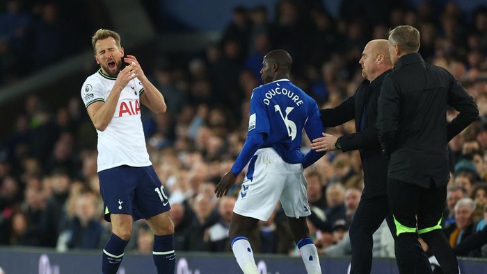 Soccer Football - Premier League - Everton v Tottenham Hotspur - Goodison Park, Liverpool, Britain - April 3, 2023 Tottenham Hotspurs Harry Kane reacts after clashing with Evertons Abdoulaye Doucoure as Everton manager Sean Dyche looks on REUTERS/Carl Recine EDITORIAL USE ONLY. No use with unauthorized audio, video, data, fixture lists, club/league logos or live services. Online in-match use limited to 75 images, no video emulation. No use in betting, games or single club /league/player publications.  Please contact your account representative for further details.