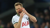 Ada yang menganggap Kane lebay. Ada pula yang membelanya dengan bilang Doucoure memang tak sportif. Foto: REUTERS/CARL RECINE