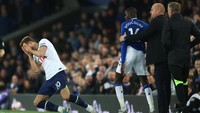 Akibat insiden ini Doucoure dikartu merah. 10 menit kemudian, Kane bikin gol. Tapi kartu merah lain buat Tottenham pada prosesnya ikut membuat skor akhir jadi kembali imbang, 1-1. Foto: REUTERS/CARL RECINE