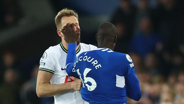 Soccer Football - Premier League - Everton v Tottenham Hotspur - Goodison Park, Liverpool, Britain - April 3, 2023 Everton's Abdoulaye Doucoure clashes with Tottenham Hotspur's Harry Kane and is later shown a red card REUTERS/Carl Recine EDITORIAL USE ONLY. No use with unauthorized audio, video, data, fixture lists, club/league logos or 'live' services. Online in-match use limited to 75 images, no video emulation. No use in betting, games or single club /league/player publications.  Please contact your account representative for further details.