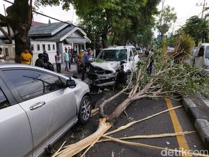 Pengacara Gresik Diduga Ngantuk Saat Nyetir, Pingsan Usai Mobil Adu Banteng