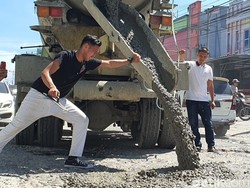 Tak Ciut Diteror, Bambang Kembali Cor Sendiri Jalan Rusak di Pekanbaru