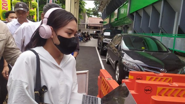 Amanda tiba di PN Jaksel (Kadek-detikcom) Amanda tiba di PN Jaksel (Kadek-detikcom)