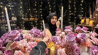 7 Foto Atta-Aurel Rayakan Anniversary ke-2, Dinner Romantis Bertabur Bunga