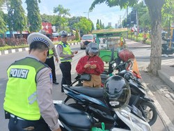 Parkir di Bahu Jalan Pasar Banyuasri Siap-siap Kena Tilang!