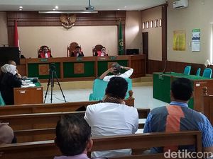 Bambang Tri Emosi dan Tutup Telinga Lagi saat Sidang di PN Solo Bambang Tri Emosi dan Tutup Telinga Lagi saat Sidang di PN Solo