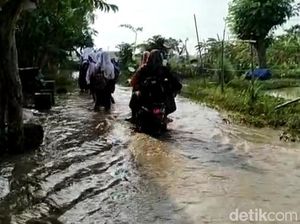 Desa di Lamongan Kembali Terendam Banjir Luapan Bengawan Njero Desa di Lamongan Kembali Terendam Banjir Luapan Bengawan Njero