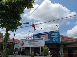 Heboh Bendera Merah Putih Berkibar Terbalik di Kantor Bawaslu Purworejo Heboh Bendera Merah Putih Berkibar Terbalik di Kantor Bawaslu Purworejo