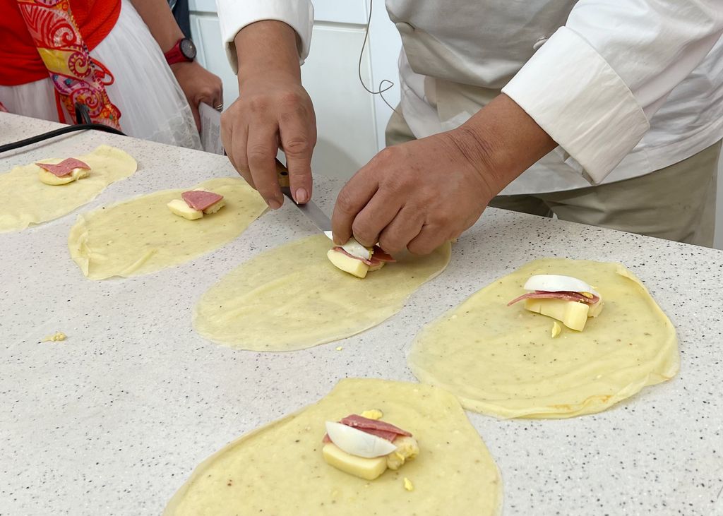 Cara menggulung risoles keju leleh.
