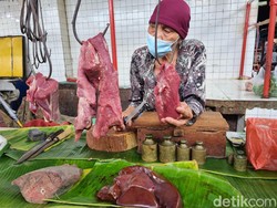 Harga Daging Ayam-Sapi Turun di Pasar Surabaya Saat Ramadhan