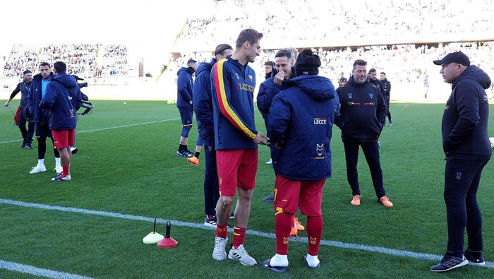 EMPOLI, ITALY - APRIL 03: Players of US Lecce await the Serie A match between Empoli FC and US Lecce at Stadio Carlo Castellani on April 3, 2023 in Empoli, Italy.  (Photo by Gabriele Maltinti/Getty Images)