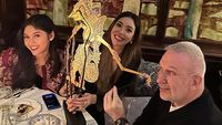 7 Foto Erina Gudono Dinner Bareng Jean Paul Gaultier di Paris, Bawa Wayang
