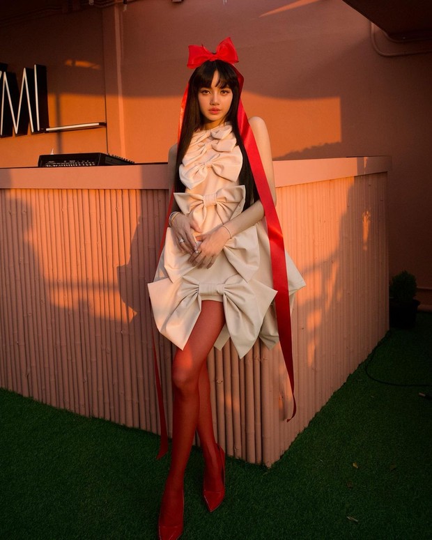 Lisa pakai gaun pita karya Dew E Dew E/