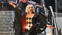 Gaya Terbaru Lady Gaga Jadi Harley Quinn, Syuting Joker 2 di Tangga Viral