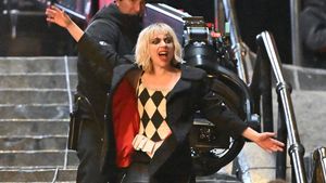 Gaya Terbaru Lady Gaga Jadi Harley Quinn, Syuting Joker 2 di Tangga Viral