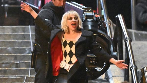 Gaya Terbaru Lady Gaga Jadi Harley Quinn, Syuting Joker 2 di Tangga Viral
