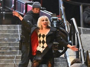 Gaya Terbaru Lady Gaga Jadi Harley Quinn, Syuting Joker 2 di Tangga Viral Gaya Terbaru Lady Gaga Jadi Harley Quinn, Syuting Joker 2 di Tangga Viral