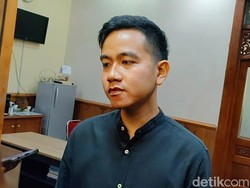 Gibran Tenteng Sandal Jepit di Masjid Sheikh Zayed, Ngaku Takut Hilang