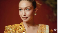 8 Foto Cantiknya Gigi Hadid Pakai Baju India, Pose Bareng Shah Rukh Khan